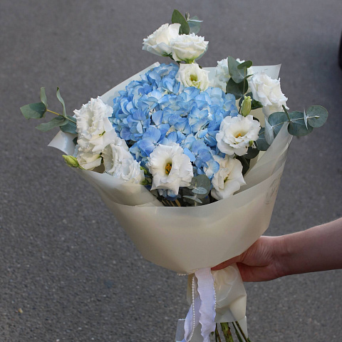 Букет микс из гортензии и эустомы