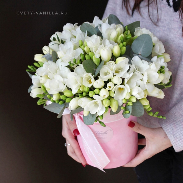 Букеты фрезий: Букет из фрезий в шляпной коробочке