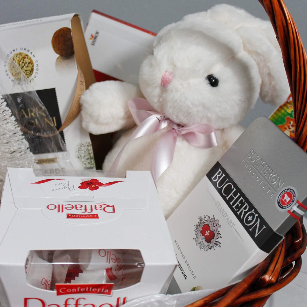 Подарочная корзинка из сладостей и игрушки