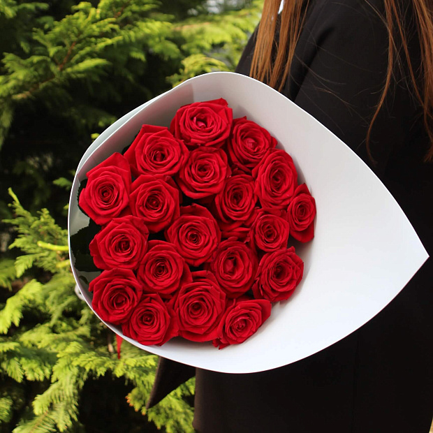 Букет из 19 красных роз Ред Наоми