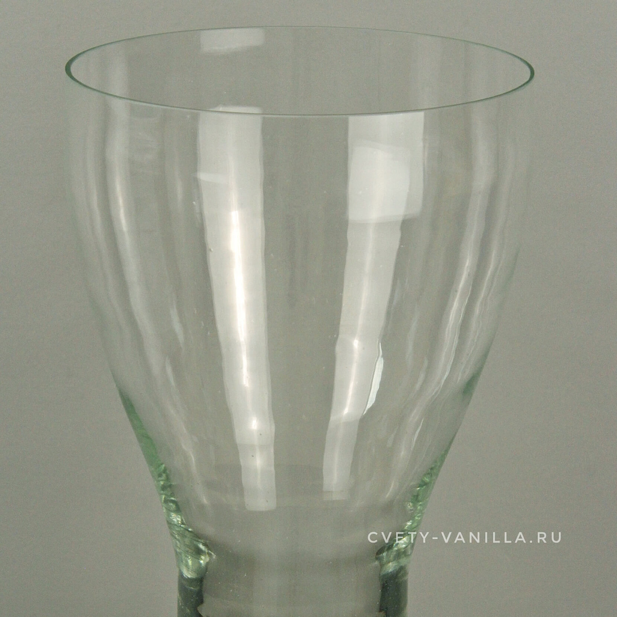 Ваза для цветов из стекла 30-35 см