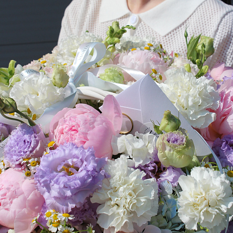 Букеты пионов: Букет в плетеной корзине из разных цветов "VIP"