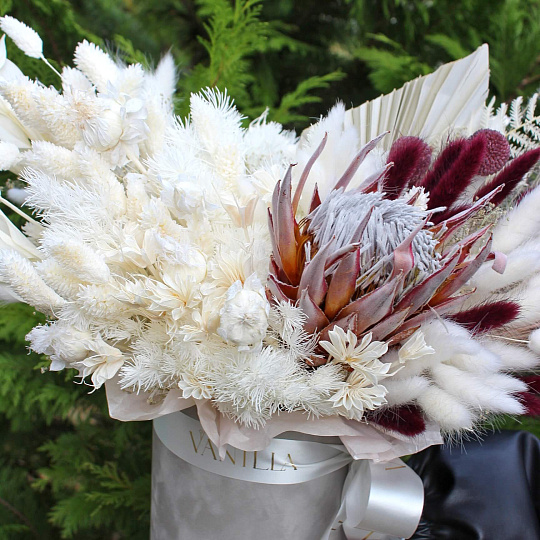 Цветы на 14 февраля: Композиция с сухоцветами в бархатном цилиндре