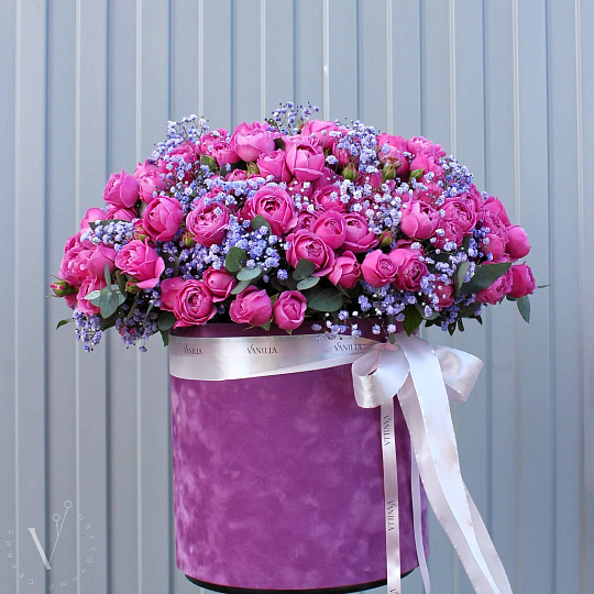 Подарки на 14 февраля: шляпная коробка с цветами vip