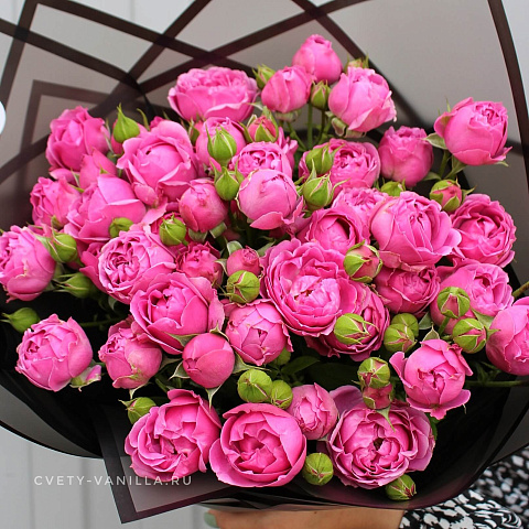 Новинки букетов 2026: Пионовидные розы Мисти Баблс в черном оформлении