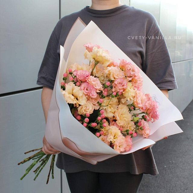 Букет из эустомы с ягодами гиперикума - изображение 2