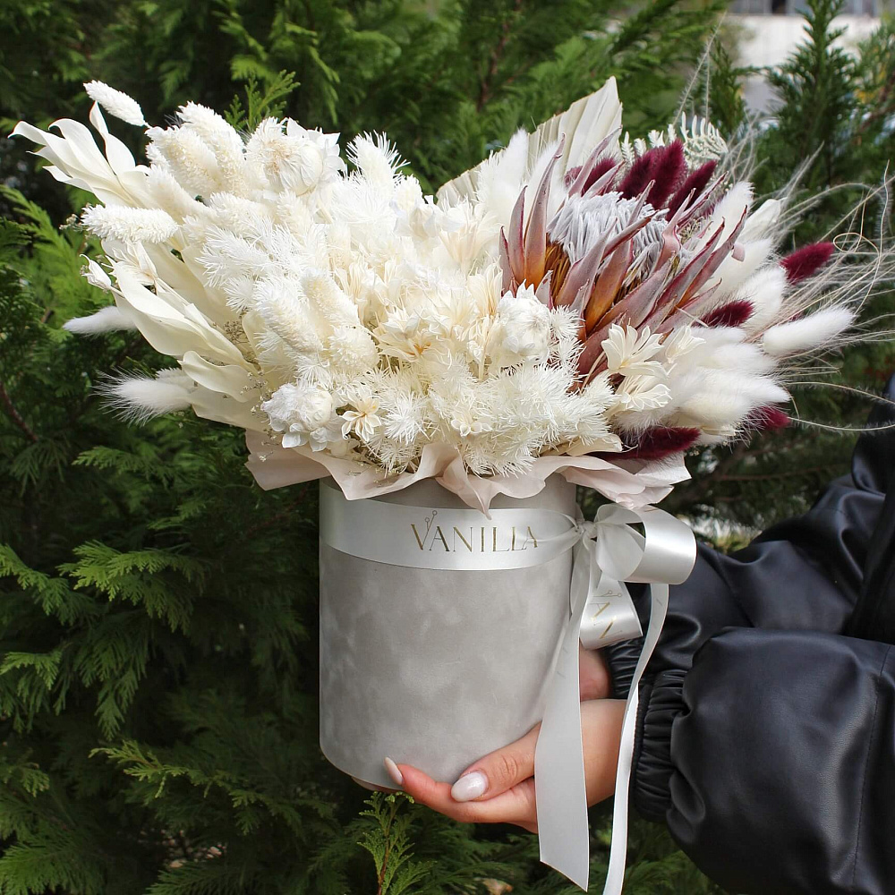 Композиция с сухоцветами в бархатном цилиндре