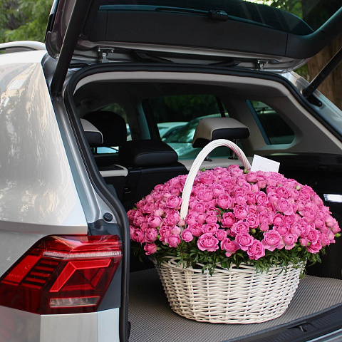 Настольные композиции из цветов: Корзина из 101 Мисти Баблс