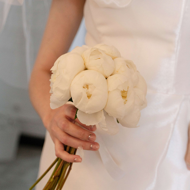 Цветы на праздник: Букет невесты из белых пионов