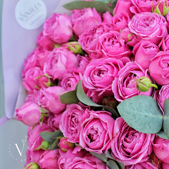 Цветы на праздник: 51 кустовая роза с эвкалиптом