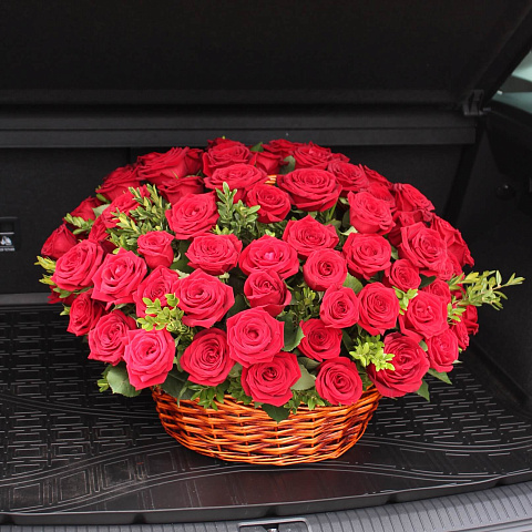 Букеты цветов для папы: Букет из 101 розы с зеленью в корзине