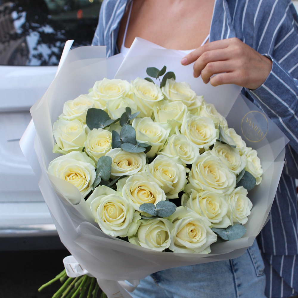 25 роз с эвкалиптом