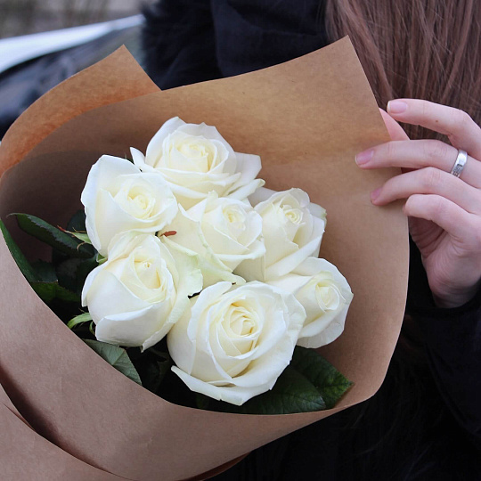 Букет из роз 60 см: Букет из 7 роз Аваланж в крафт бумаге