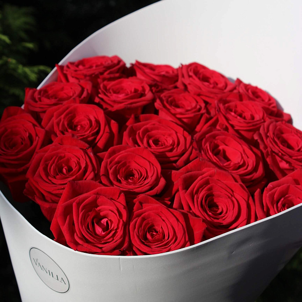 Букет из 19 красных роз Ред Наоми