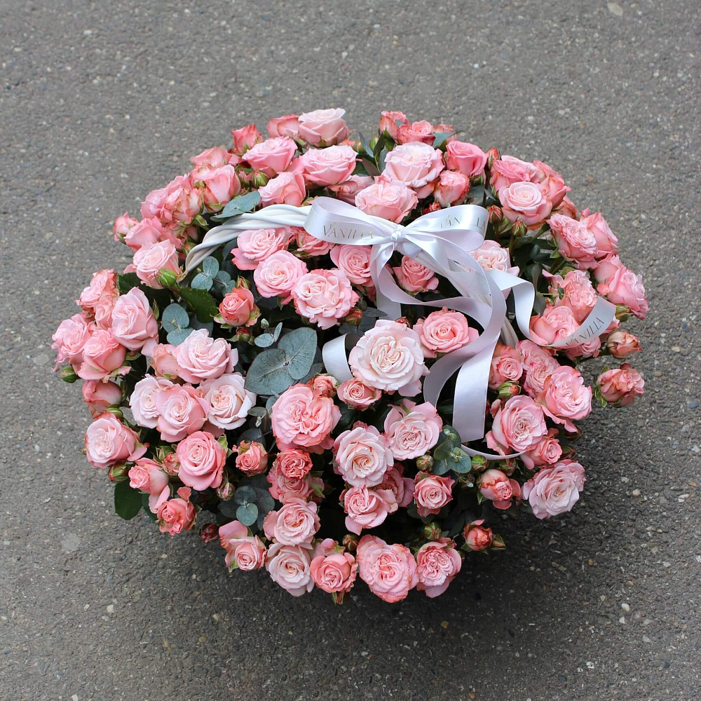 Корзинка с сезонными цветами