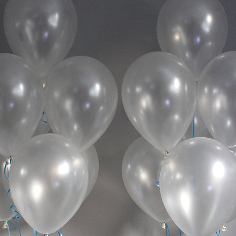 Воздушные шары на выписку из роддома: Связки белых шаров