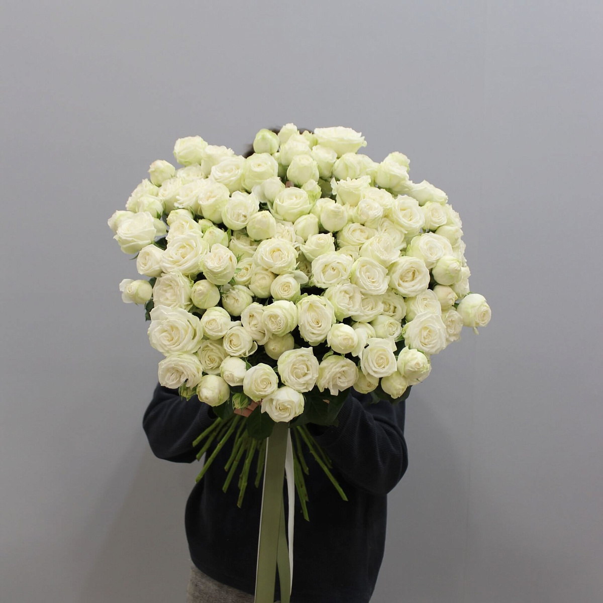 Букет из 29 веток кустовой розы