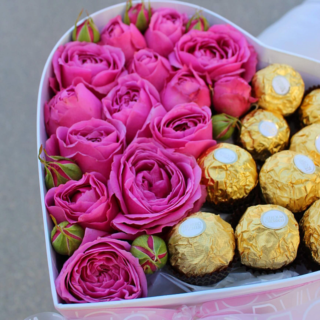 Композиции из цветов: Сердце из цветов и шоколадок