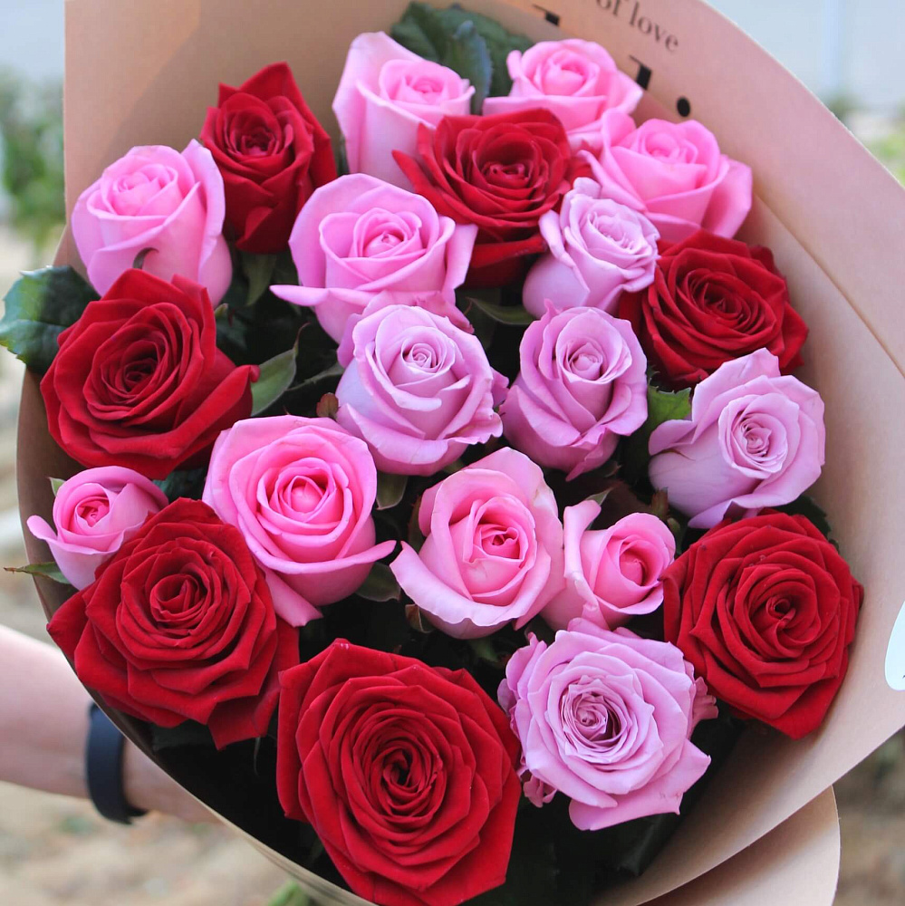 Микс из 21 розы 50 см в крафте