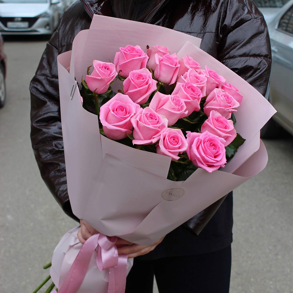 Букет из 17 российских розовых роз
