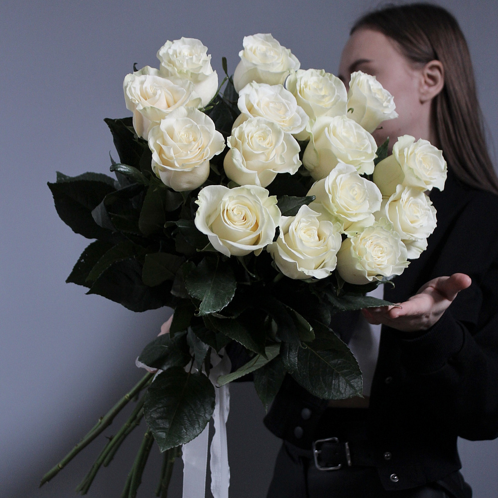 Букет из 15 импортных белых роз 70 см
