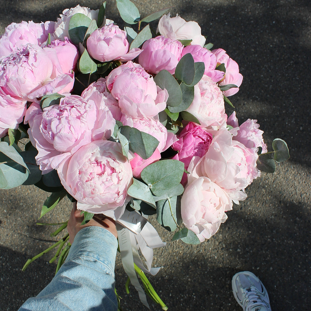 Букет из пионов и эвкалипта «Romantic»