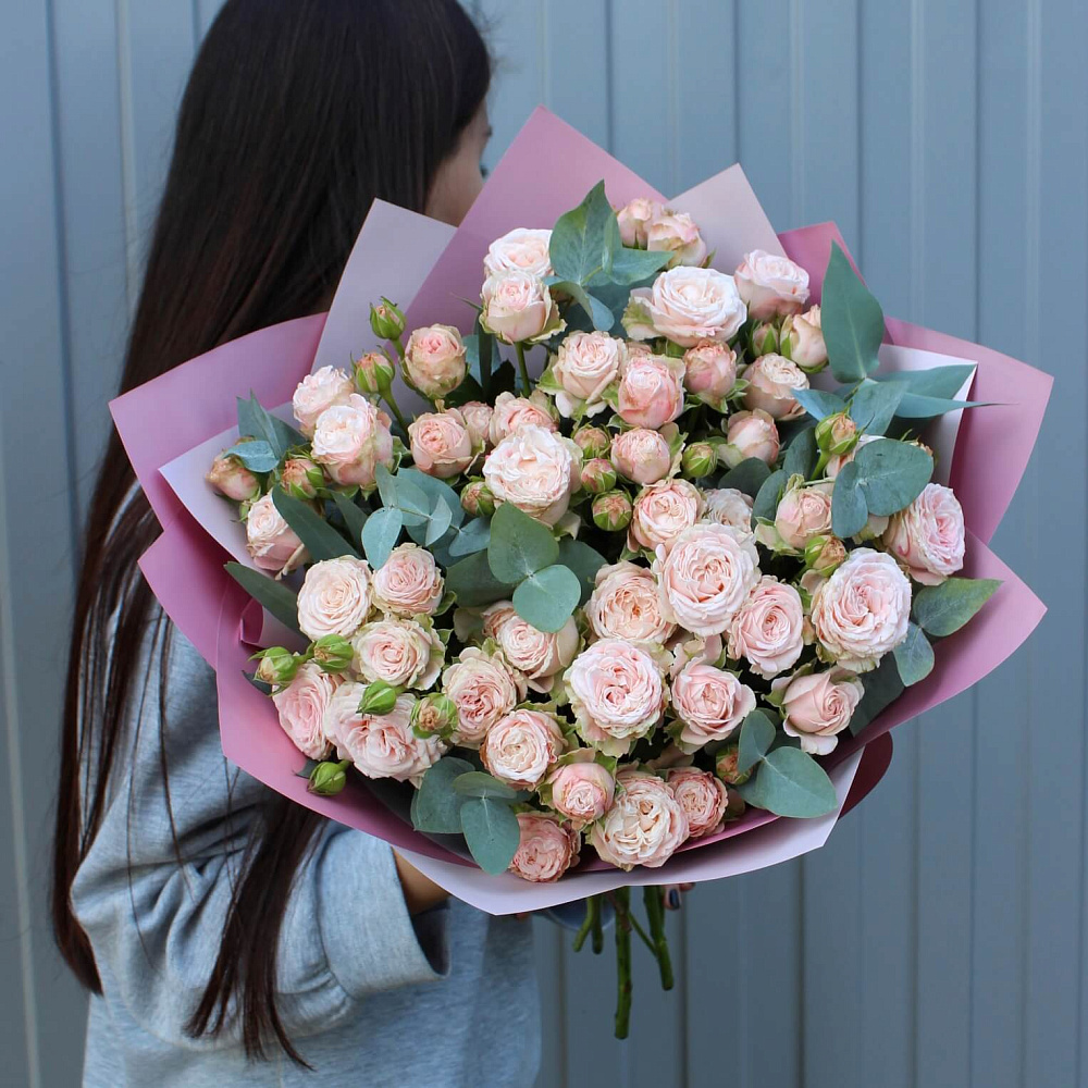 Букет из 15 веток розы Бомбастик