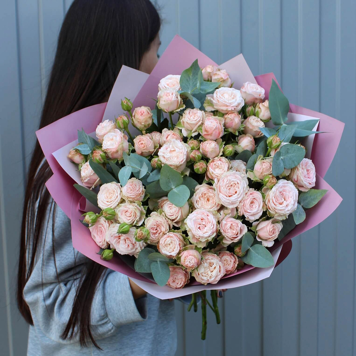 Букет из 15 веток розы Бомбастик