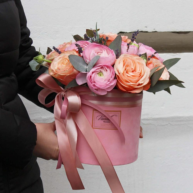 пионовидные розы и ранункулюсы в цилиндре - изображение 2