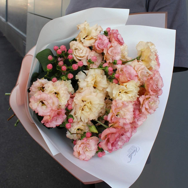 Цветы: Букет из эустомы с ягодами гиперикума