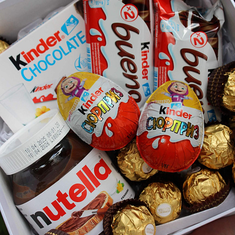 Подарочные корзины: Подарочная корзинка с Киндерами