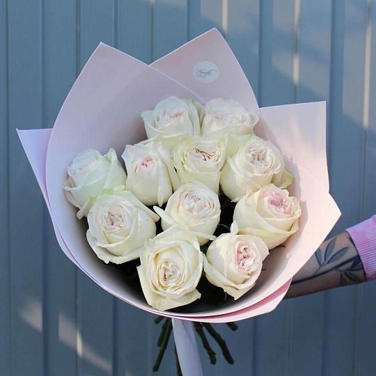 Букет из 11 пионовидных парфюмированных роз 50 см - изображение 2