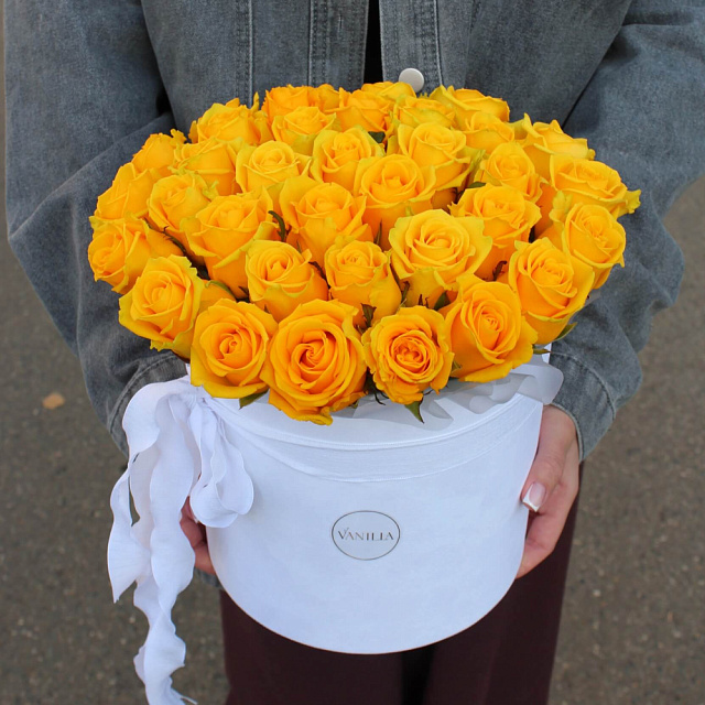 розы 27 желтых роз в бархатном цилиндре - изображение 2