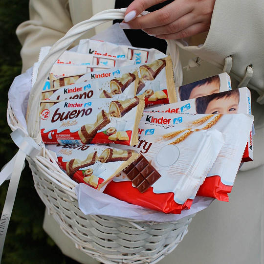 Подарки на 14 февраля: Корзина с продукцией Киндер микс