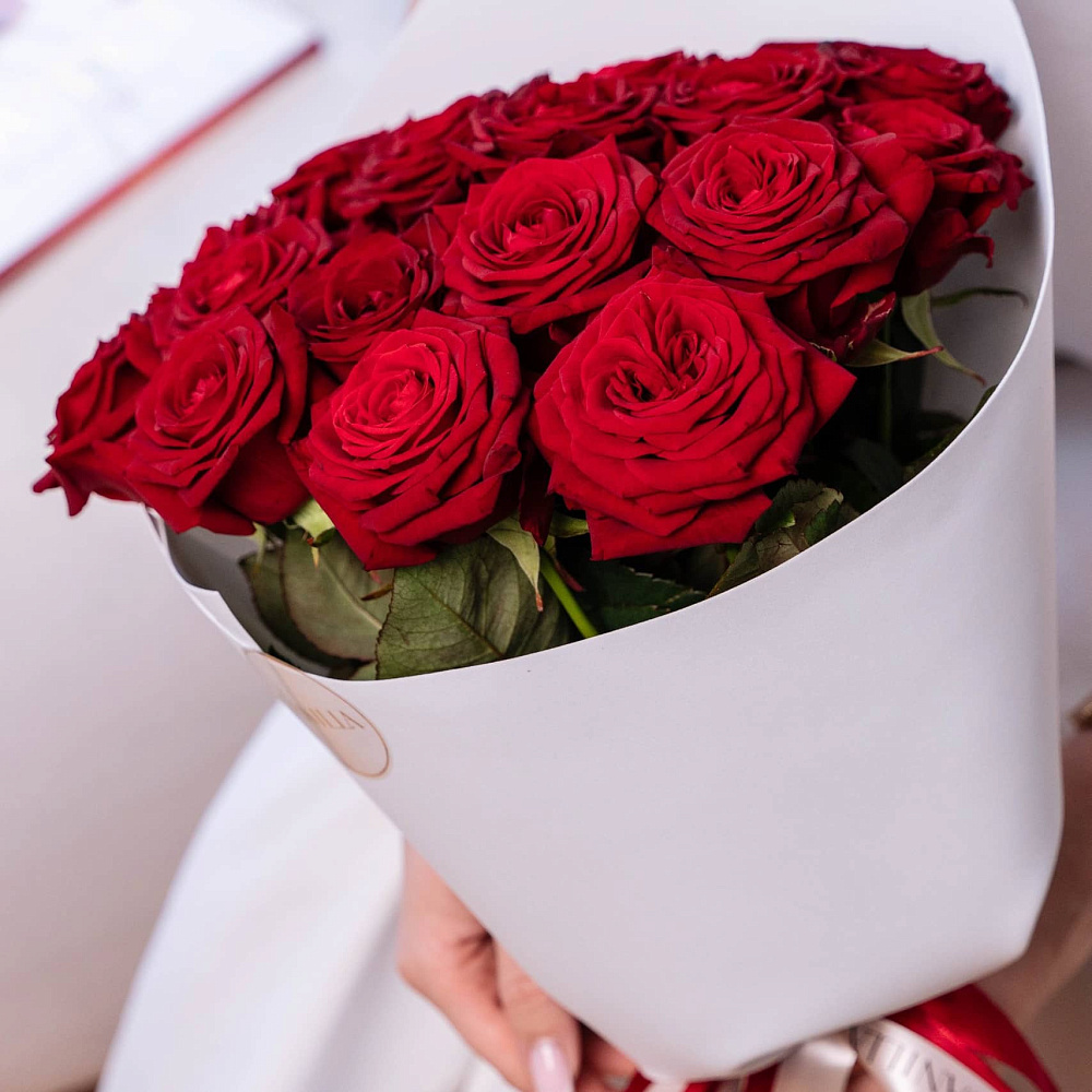 Букет из 19 ароматных красных роз 50 см