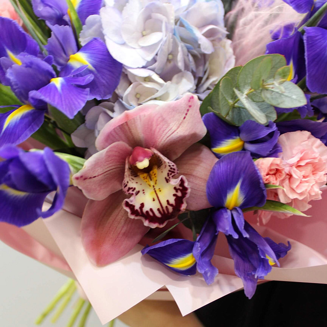 Сборный букет с ирисами