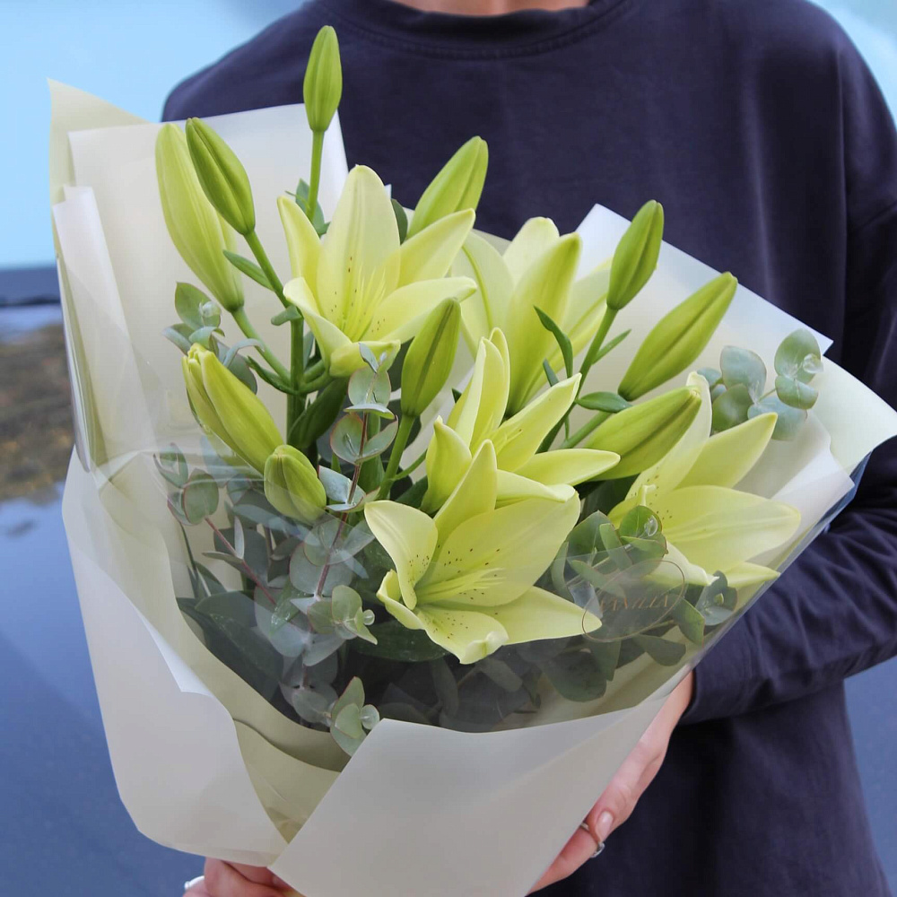 Букет из белой лилии и зелени