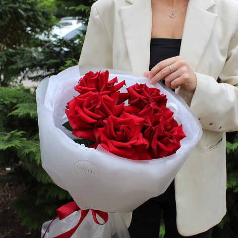 Букеты из бордовых роз: Букет из 5 французских роз Рэд