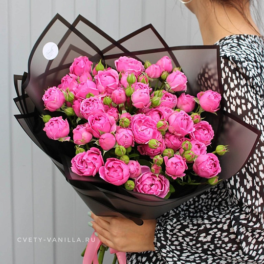 Пионовидные розы Мисти Баблс в черном оформлении - изображение 2