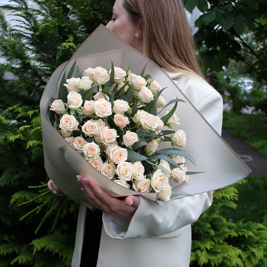 Кремовые кустовые розы с эвкалиптом - изображение 2