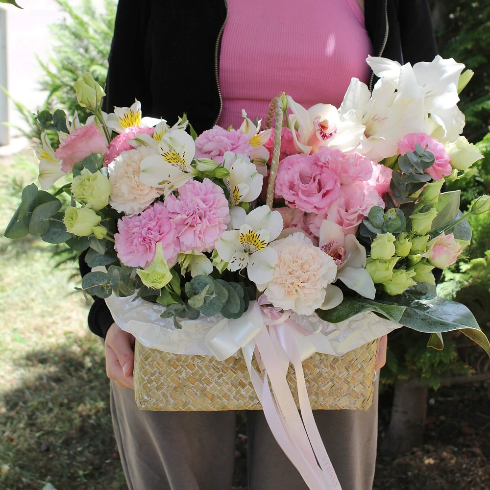 Яркая корзинка с розами