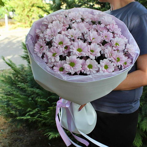 Нежно-розовая хризантема в оформлении - изображение 2