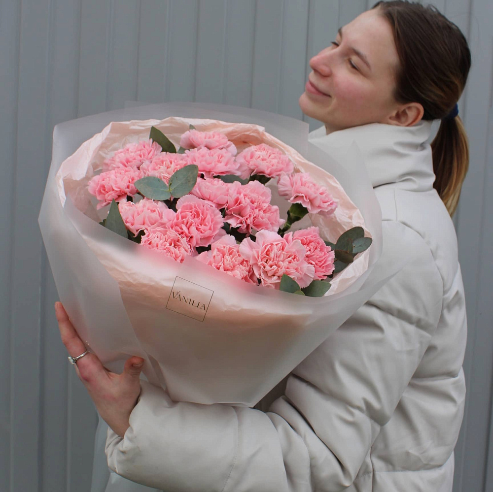 Нежный букет из розовых гвоздик