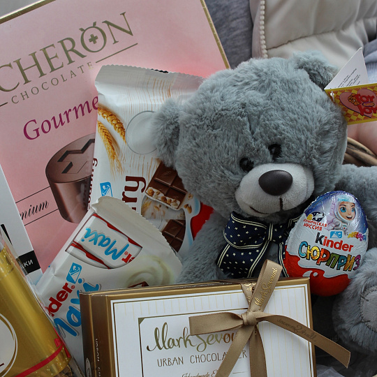 Подарочная корзинка из сладостей и игрушки