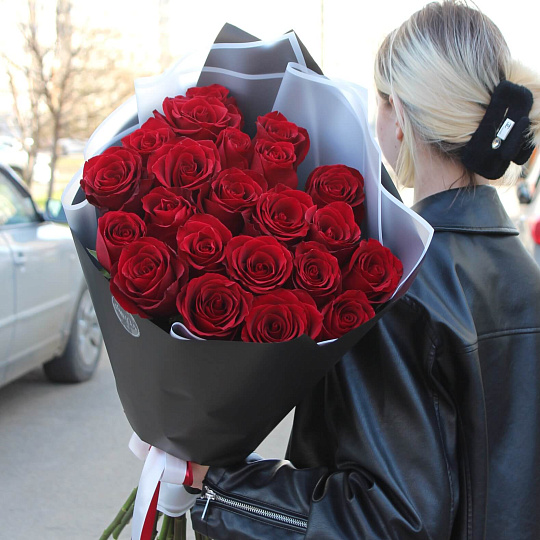 Букет красных роз: Букет из 23 роз Эксплорер 80 см