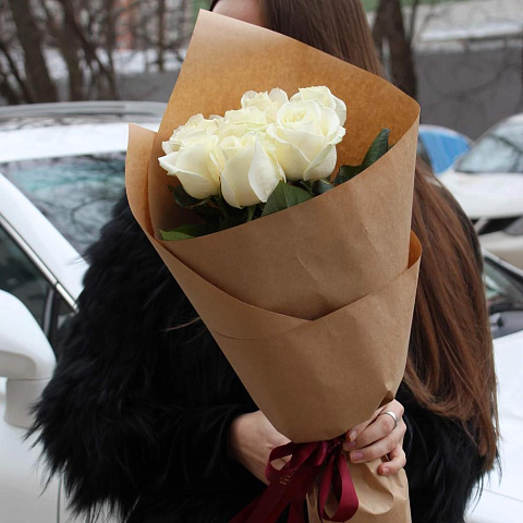 Букет из 7 роз Аваланж в крафт бумаге - изображение 2