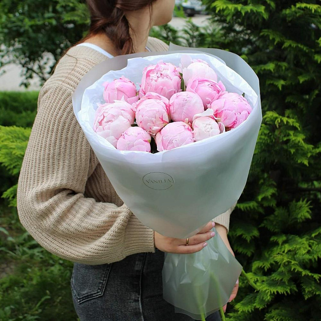 Букет из 11 розовых пионов «Розовый сад» - изображение 2