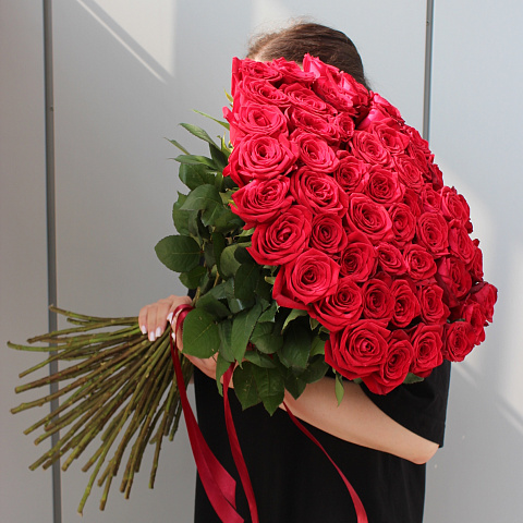 Цветы для женщины: 51 роза Red Naomi