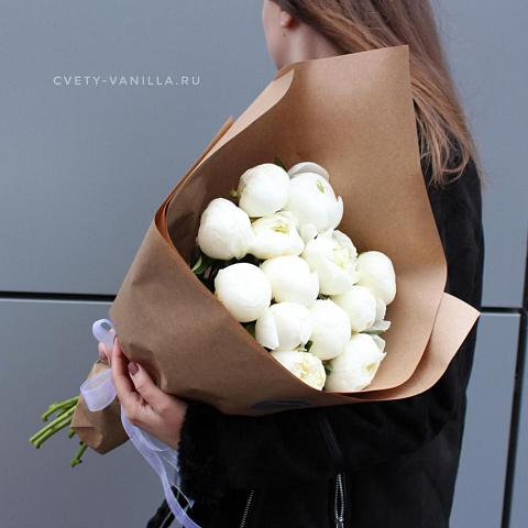 Букет из белых пионов в крафте - изображение 2