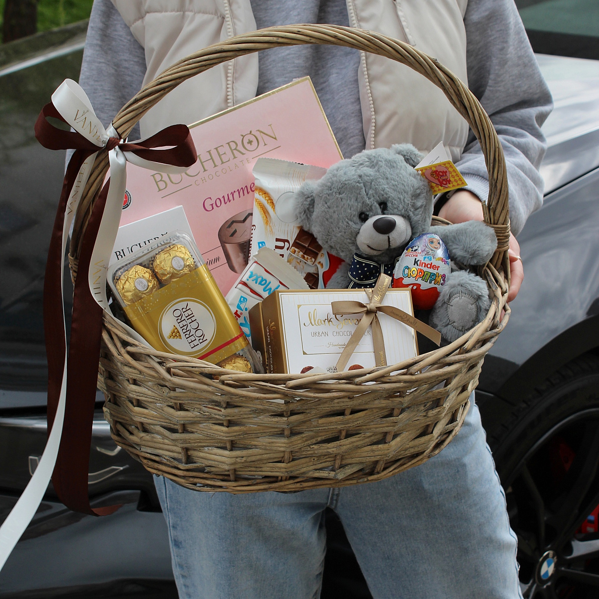 Подарочная корзинка из сладостей и игрушки